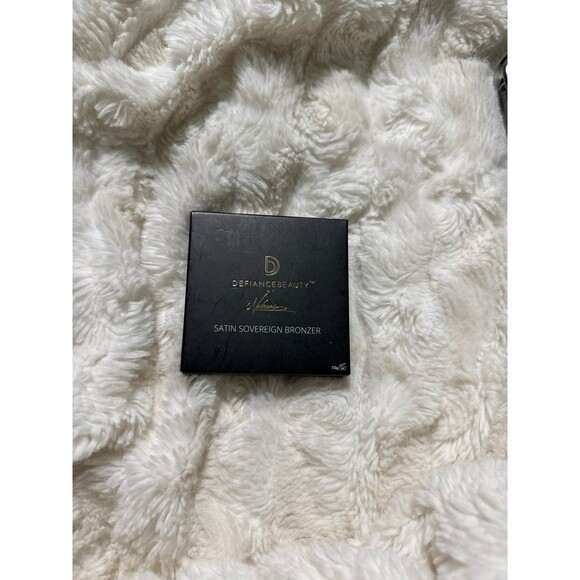 NEW DEFIANCE BEAUTY Satin Sovereign Bronzer in Goddess Glow FULL SIZE 7.5g - Picture 3 of 5